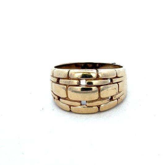 9ct yellow gold ring size Q1/2 from Reeves and Sons, featuring a smooth polished band and classic design.