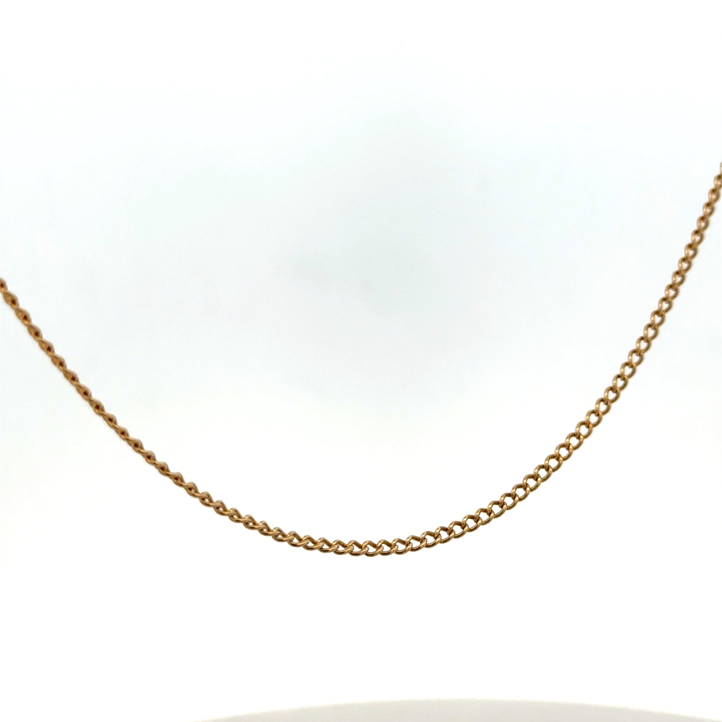 Reeves and Sons 9ct yellow gold chain weighing 4.6g, showcasing a detailed close-up of the jewelry link design.