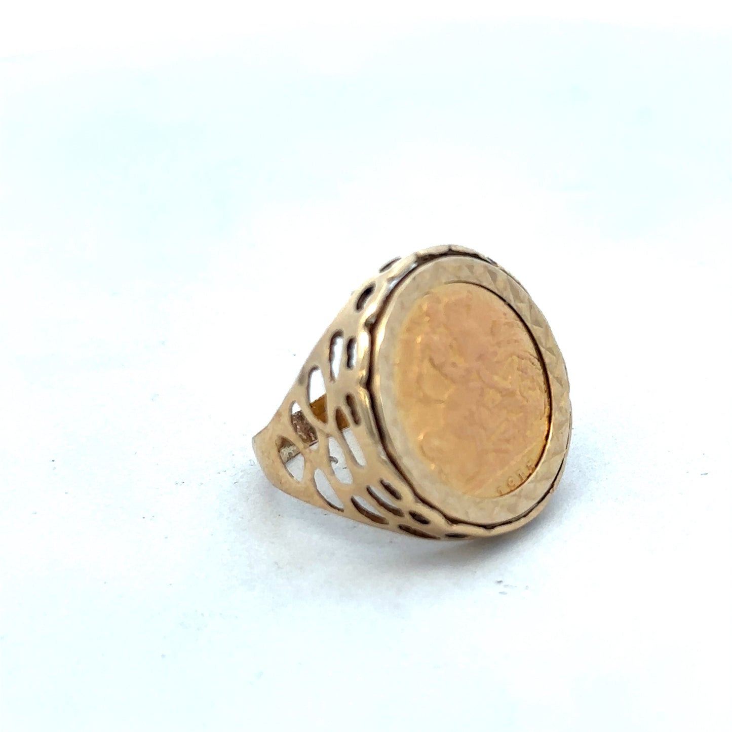 9ct yellow gold 1915 half sovereign ring in size M1/2, featuring detailed coin design, by Reeves and Sons.