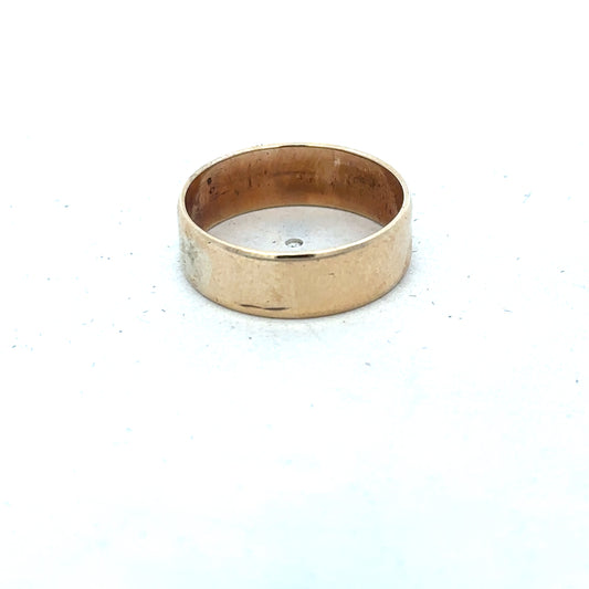 9ct yellow gold band ring in size P1/2 with smooth finish, crafted by Reeves and Sons.