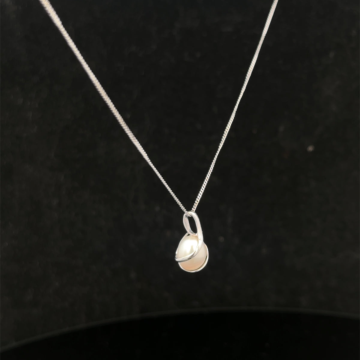 9ct white gold chain and pendant 1.6g (sh26212b)