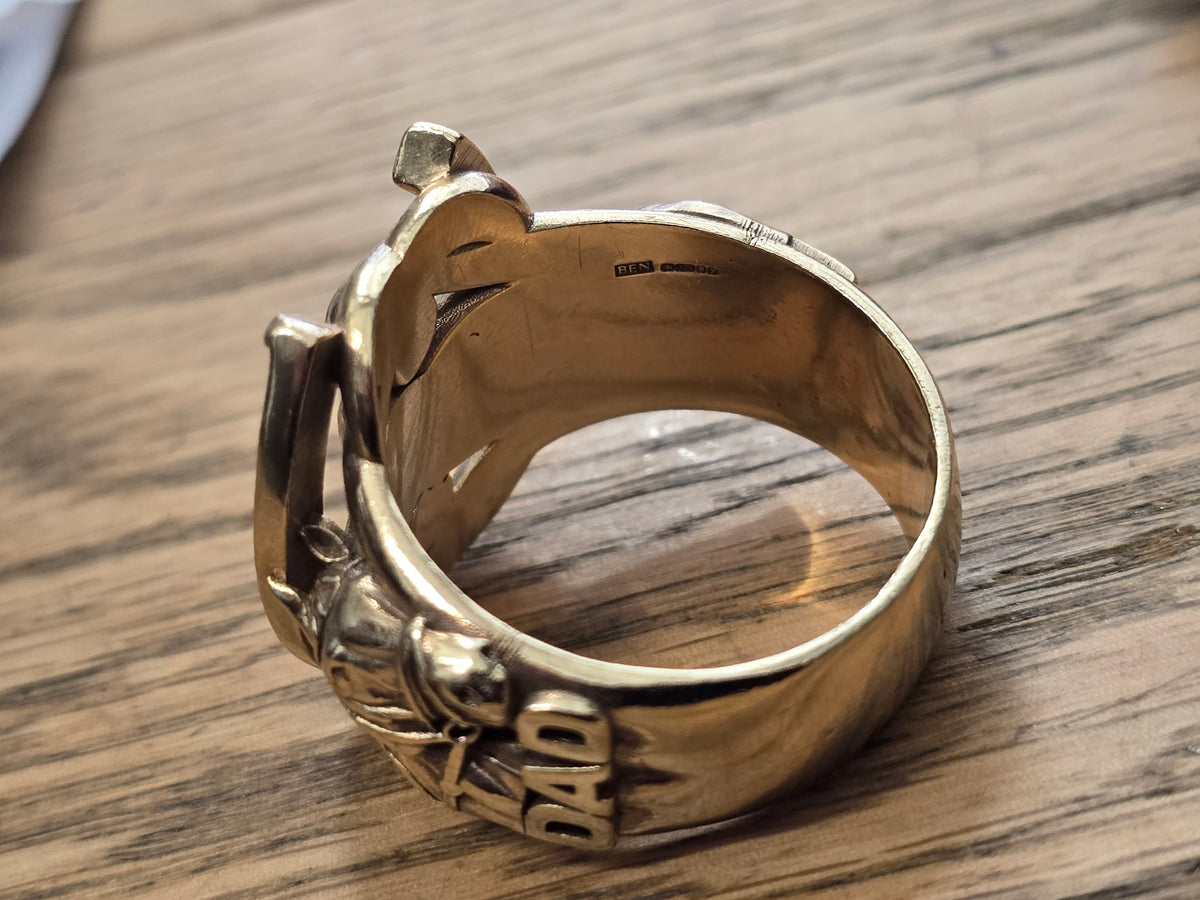 9ct yellow gold horse shoe ring with dad on shank. (Sh27740b)