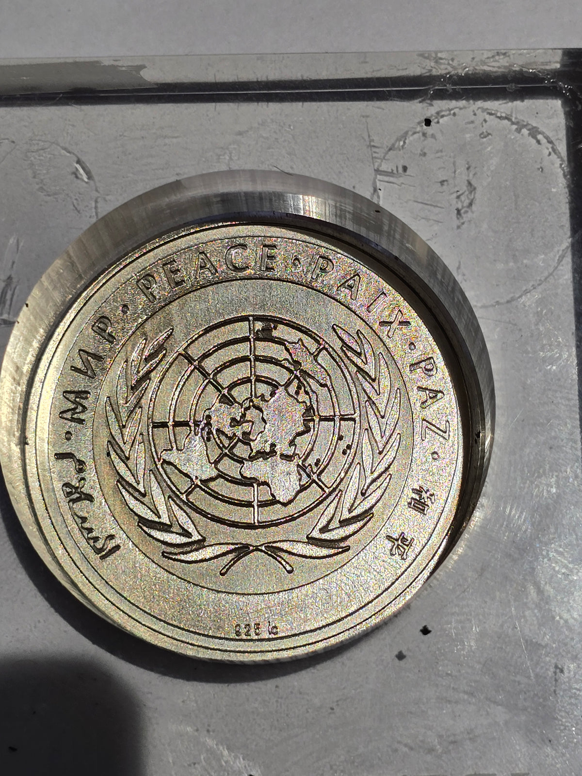 1988 United Nations Peace Medal (.925 Sterling Silver) – Official Commemorative Issue in Display Stand (sh25642l)