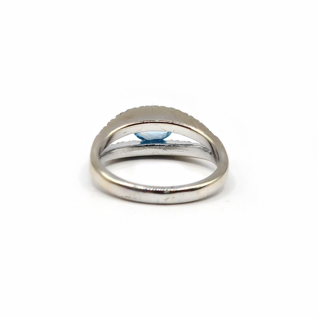 18ct white gold ring featuring a 0.40 carat topaz and 0.45 carat diamond, elegant jewelry with sparkling gemstones.