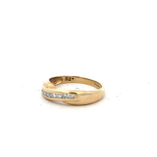 18ct yellow gold diamond ring with 1/4 carat center stone in size Q, featuring a classic design and unbranded craftsmanship.