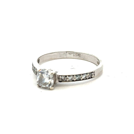 9ct white gold mossainte ring in size R, featuring intricate gemstone setting and elegant design.