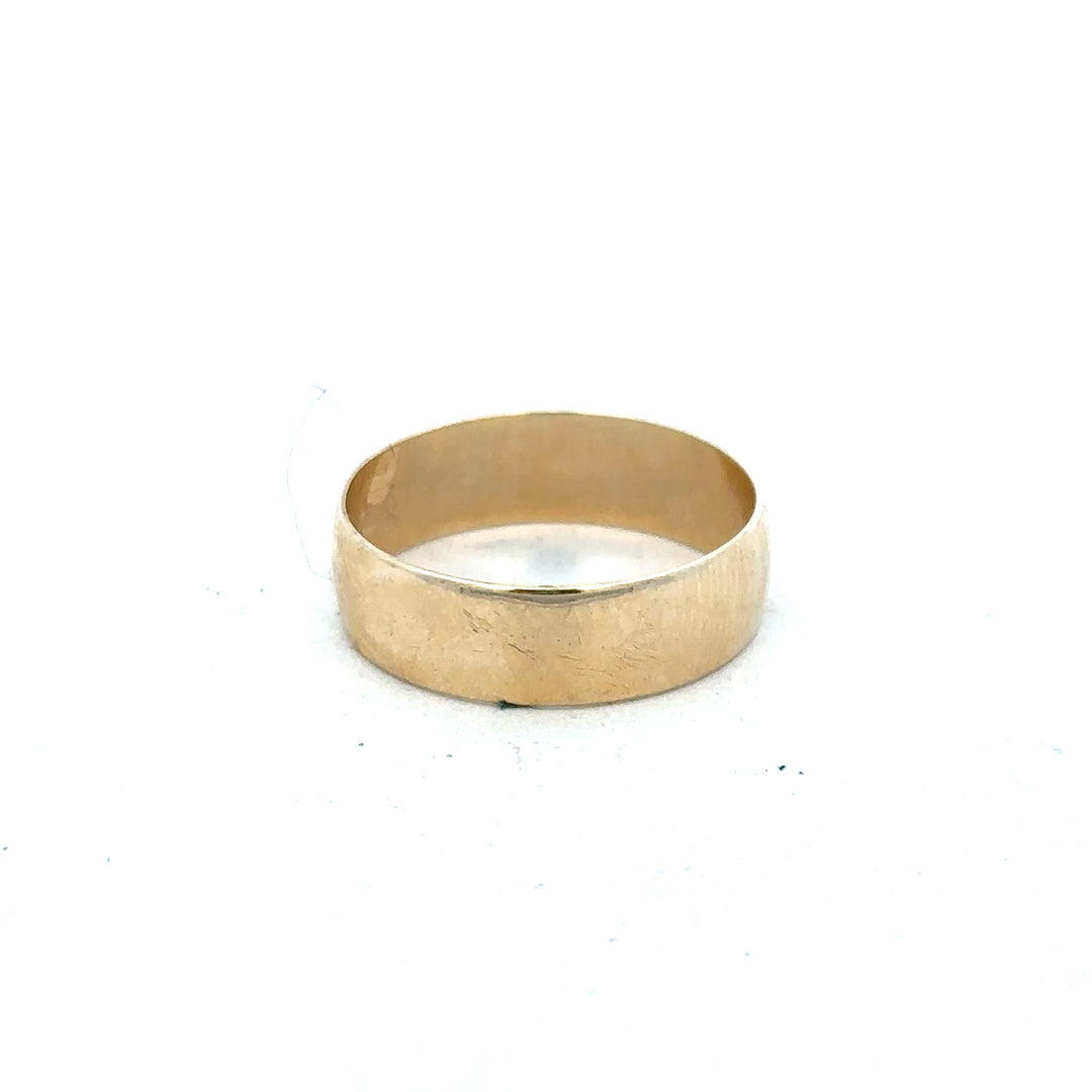 9ct yellow gold band ring in size Q1, unbranded, featuring a smooth, polished finish and classic design.