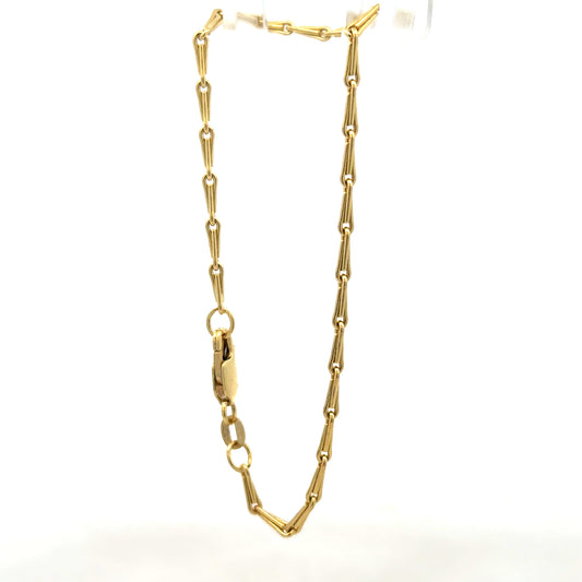 9ct yellow gold bracelet weighing 3.5g, featuring a delicate chain design, unbranded jewelry piece.