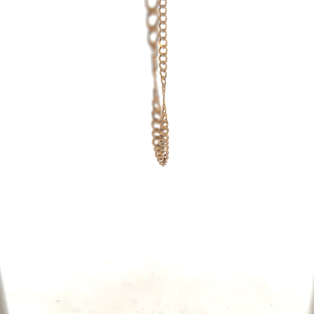 9ct yellow gold curb chain weighing 8.5g, showcasing a classic link design and polished finish.