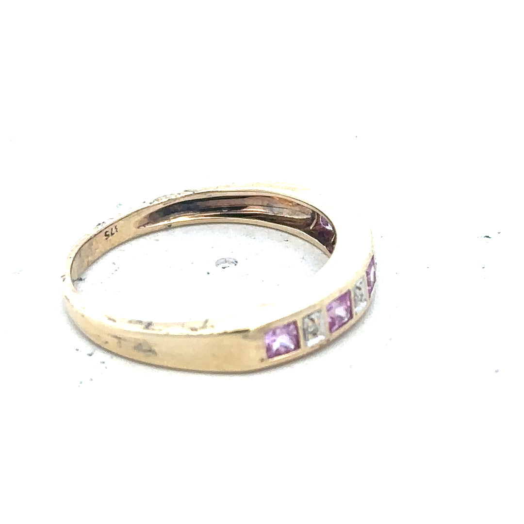 9ct yellow gold diamond ring in size N with a sparkling central diamond, showcasing elegant craftsmanship.