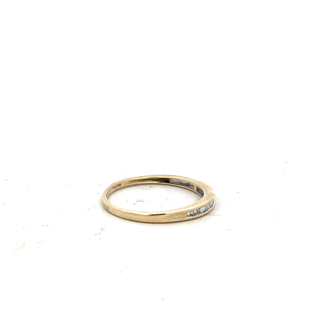 9ct yellow gold diamond ring in size N1/2, featuring a sparkling diamond, unbranded jewelry with elegant design.