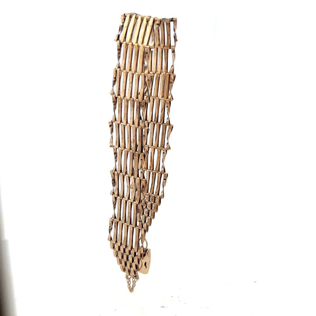 9ct yellow gold gate bracelet weighing 7.4g, showcasing a classic chain link design with a secure clasp.