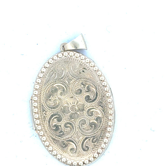 9ct yellow gold locket pendant, unbranded, weighing 6.3g, featuring a classic design with a polished finish.