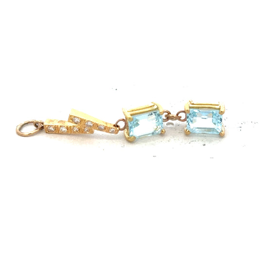 9ct yellow gold pendant weighing 2.7g, unbranded, showcasing a simple and elegant jewelry design with a polished finish