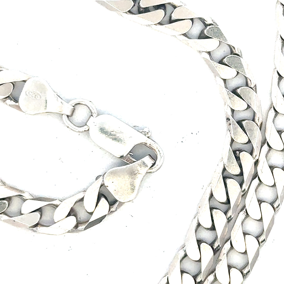 Silver curb chain weighing 31.3g, featuring a classic unbranded design with interlocking links, displayed on a plain background.