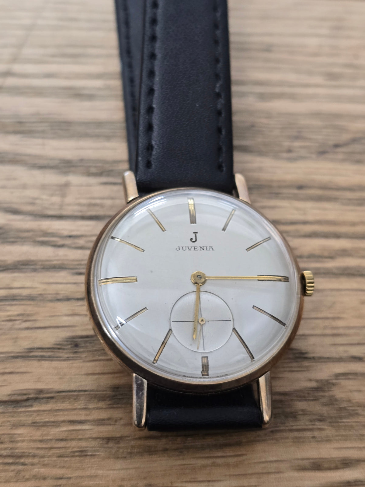 Vintage Juvenia 9ct yellow gold mechanical dress watch with sub-seconds dial, by Reeves and Sons