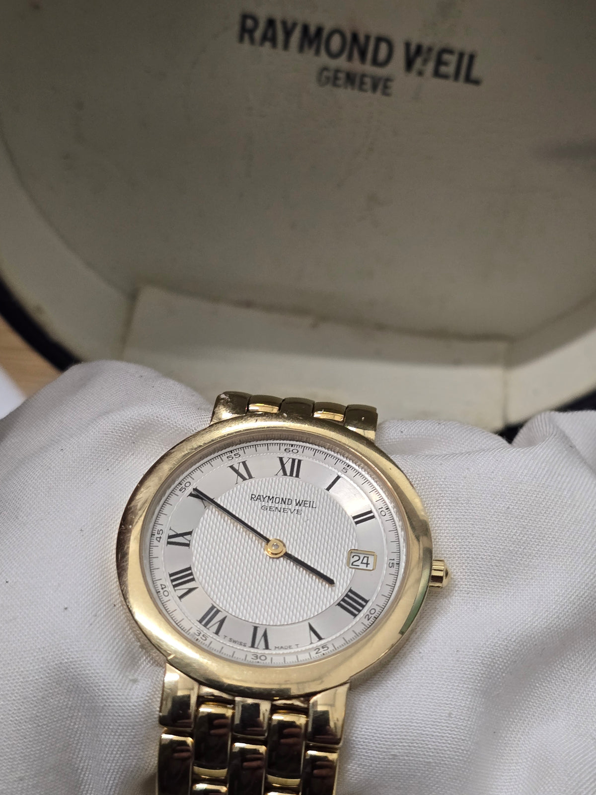 Raymond Weil Geneve gold-plated quartz watch with white Roman numeral dial and date display