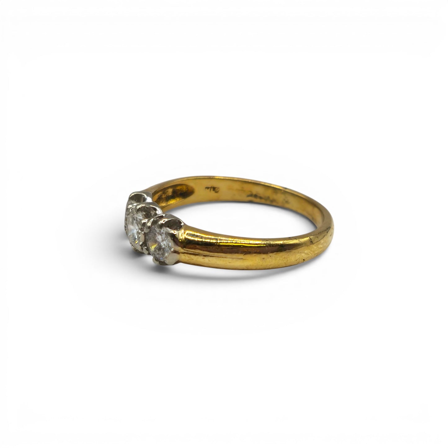 18ct yellow gold three stone diamond ring by Reeves and Sons, featuring a central diamond flanked by two smaller diamonds.