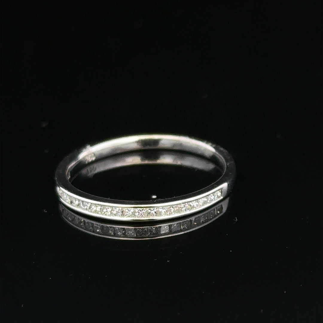 18ct white gold diamond ring size Q1/2 with sparkling diamonds, unbranded jewelry showcasing elegant craftsmanship and fine detail.