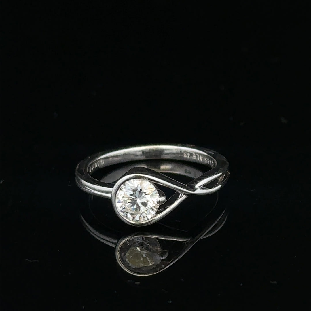 14ct white gold lab-grown diamond ring in size I, featuring a sparkling central diamond and elegant band design.