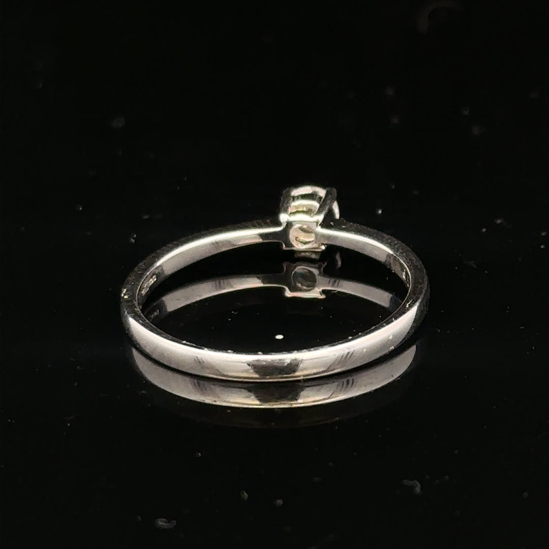 18ct white gold diamond ring with 1/4 carat total weight, size P1/2, featuring a sparkling diamond centerpiece.