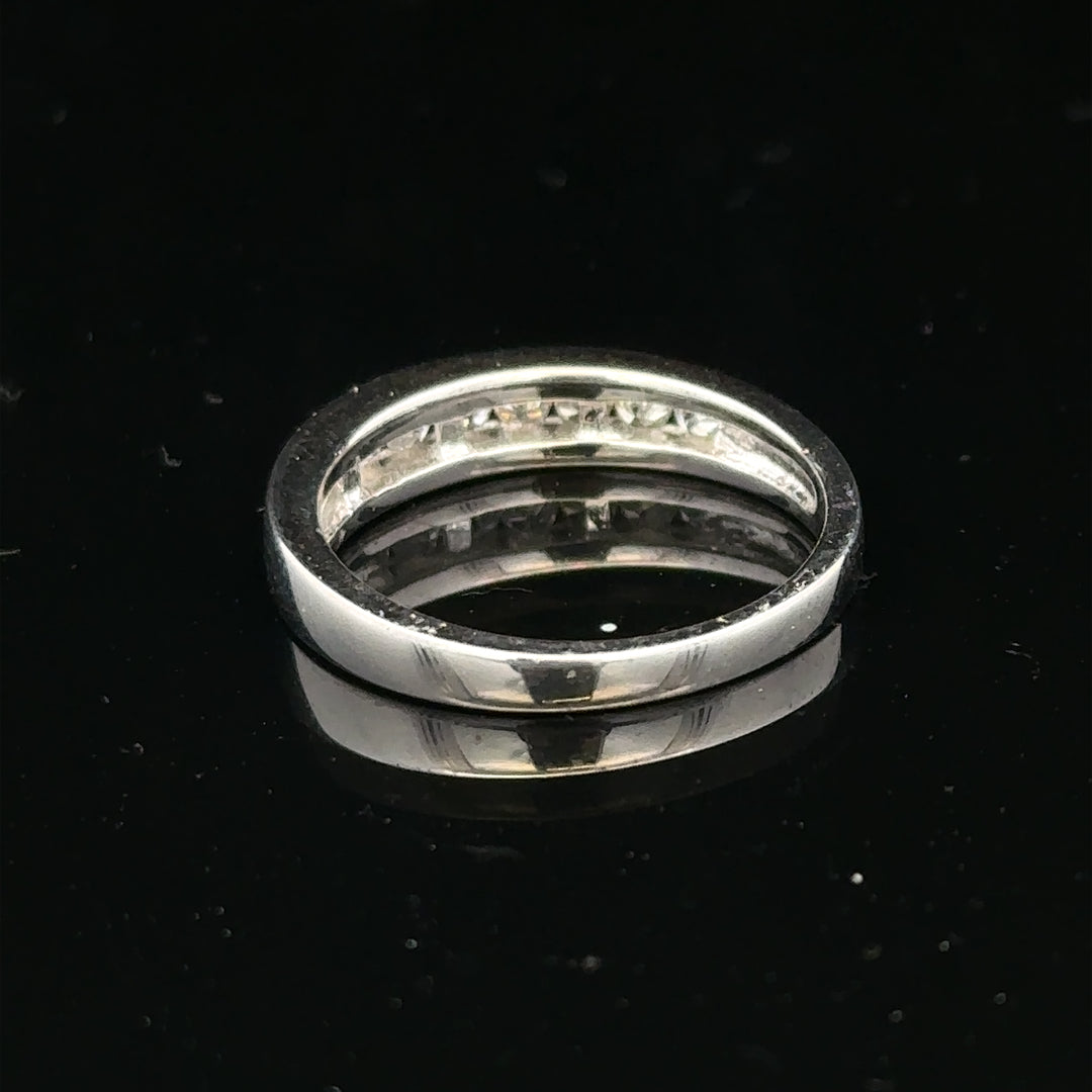 18ct white gold diamond ring in size L with sparkling diamonds, featuring a sleek, elegant design by Un.