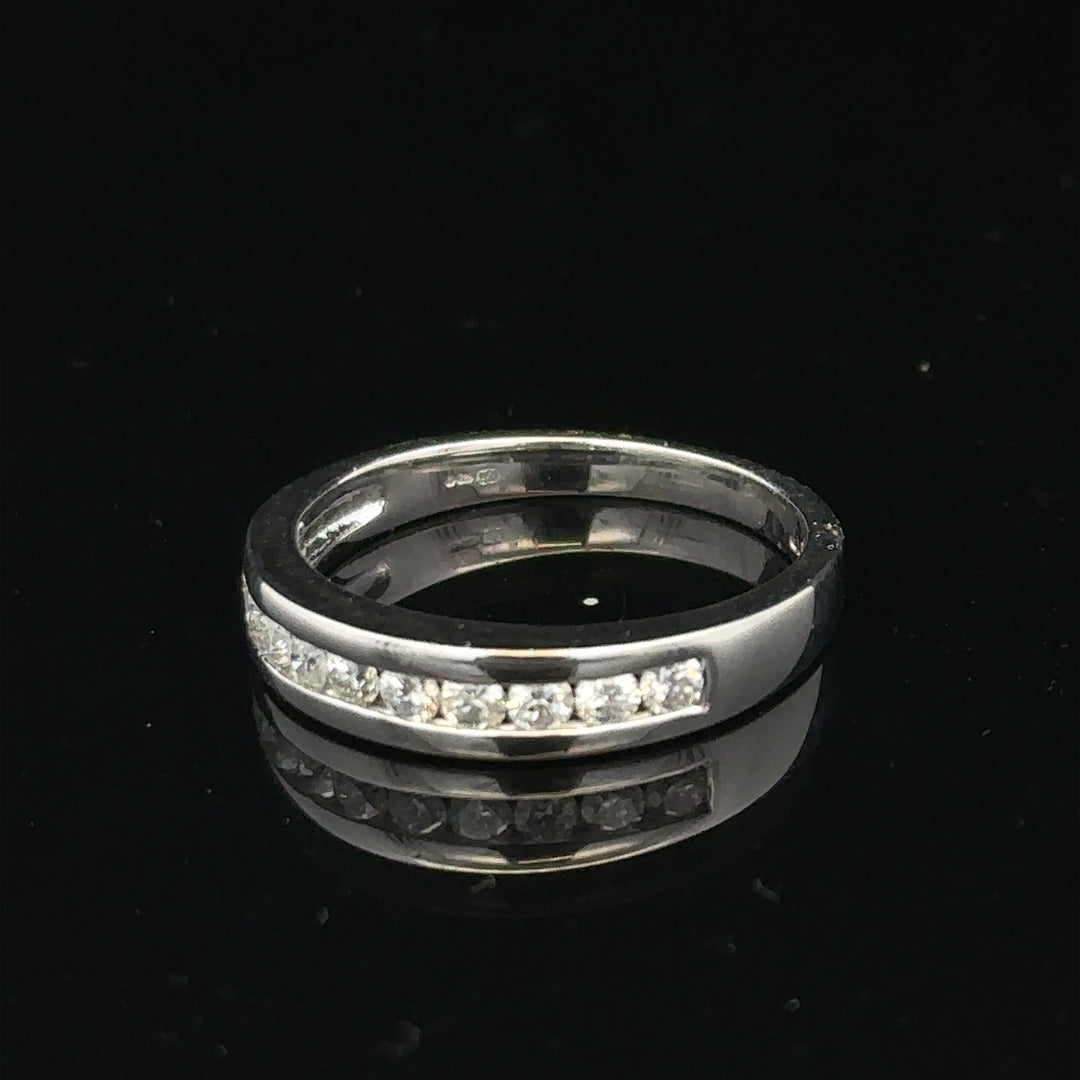 18ct white gold diamond ring in size L with sparkling diamonds, featuring a sleek and elegant design by Un.