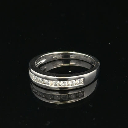18ct white gold diamond ring in size L with sparkling diamonds, featuring a sleek and elegant design by Un.