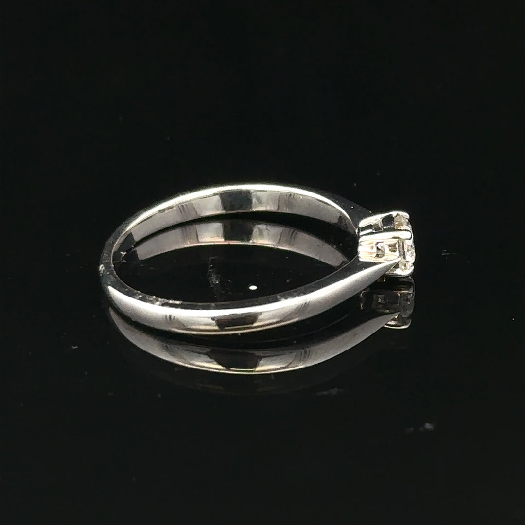 18ct white gold diamond ring in size M with sparkling diamonds, elegant jewelry piece.