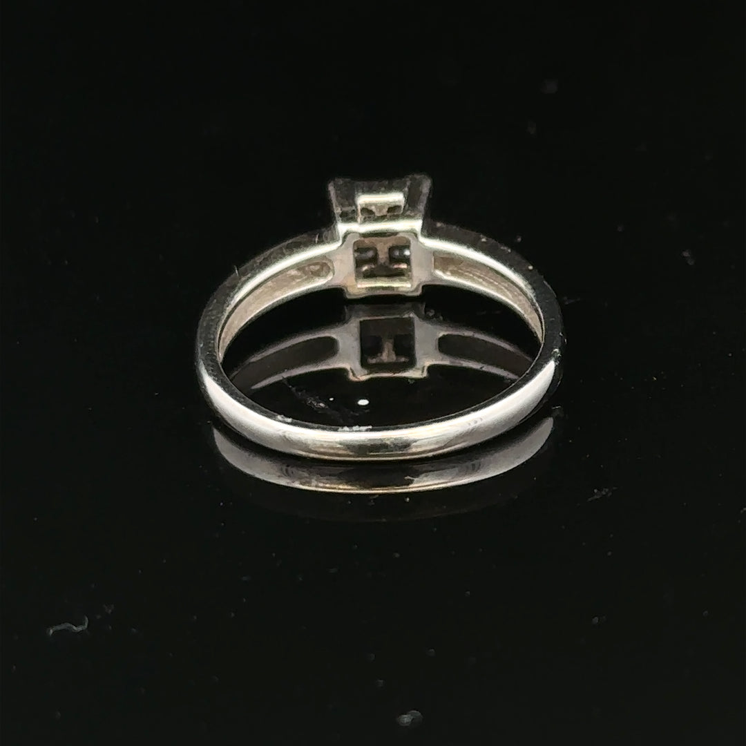 18ct white gold diamond ring with a central sparkling diamond, size J1/2, unbranded jewelry featuring elegant design.