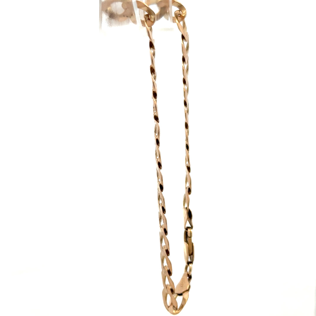 9ct yellow gold curb bracelet with a polished finish, weighing 7.7g, featuring classic interlinked chain design.