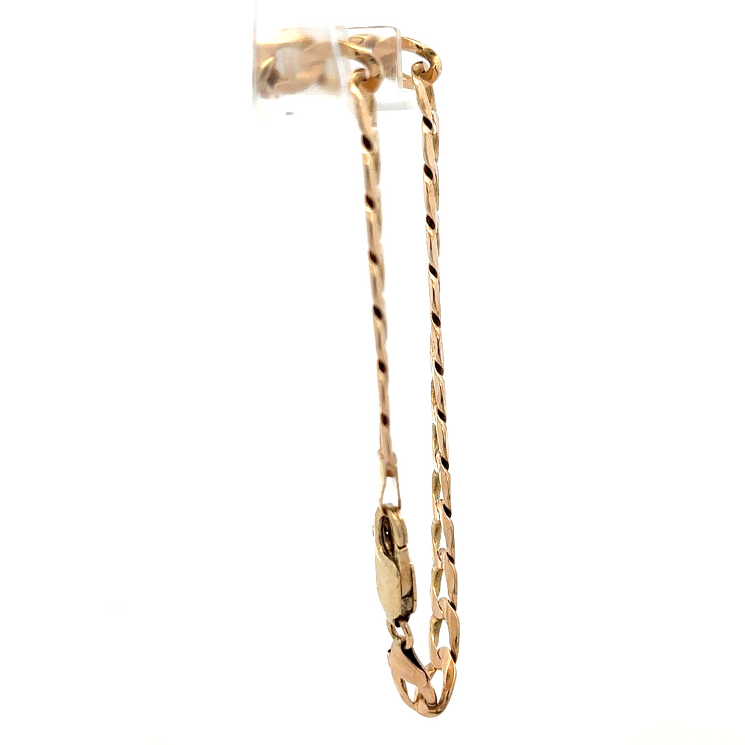 9ct yellow gold curb bracelet weighing 10.6g, featuring a classic chain design by Reeves and Sons.