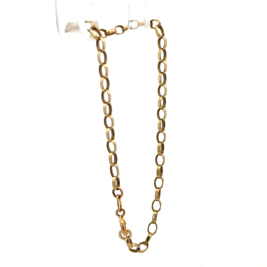 9ct yellow gold belcher bracelet by Reeves and Sons, featuring a 3g chain with interlocking links, shown in close-up.