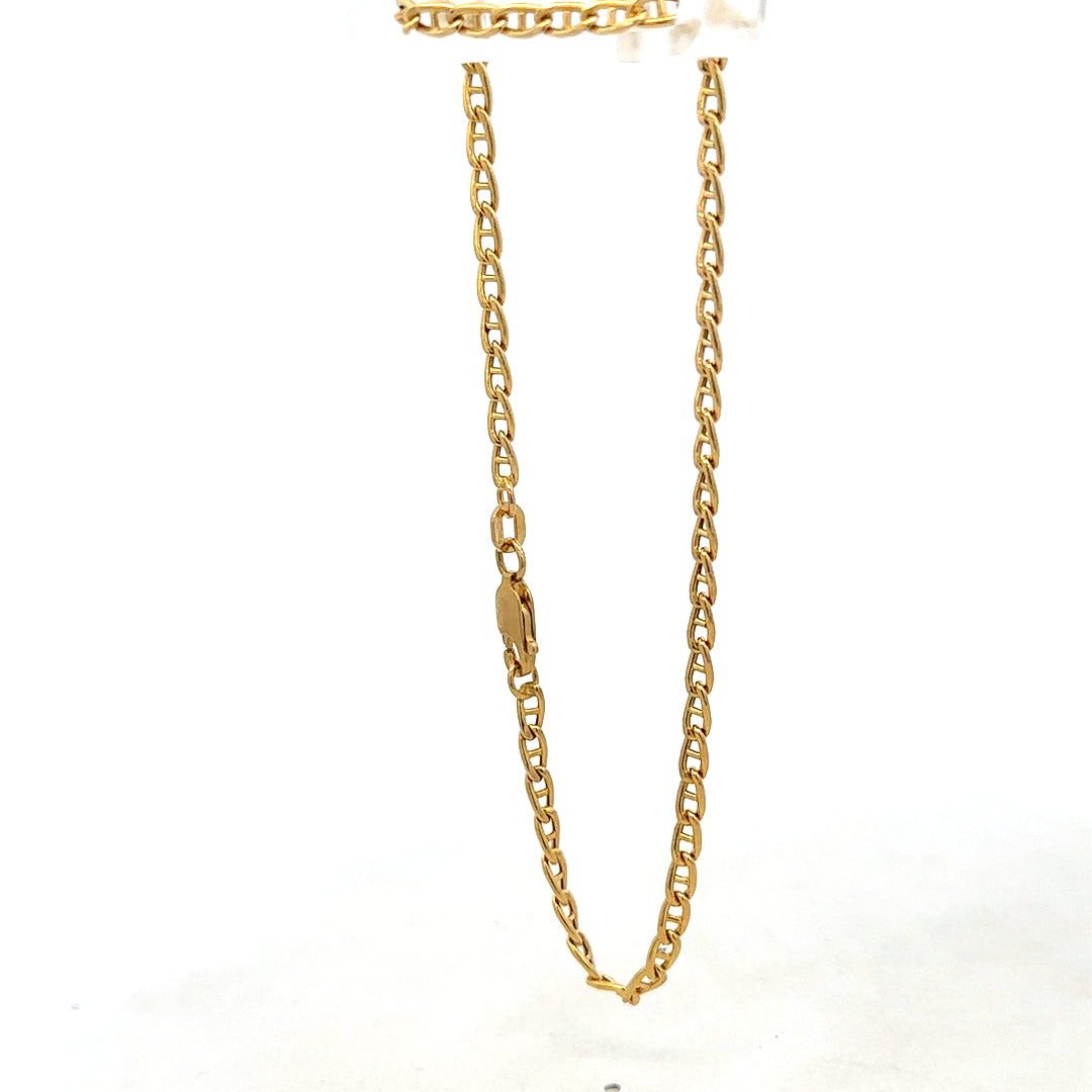 9ct yellow gold bracelet weighing 2.2g with intricate chain links, crafted by Reeves and Sons.