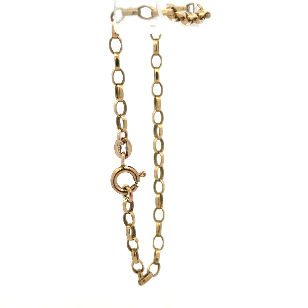 9ct yellow gold belcher bracelet by Reeves and Sons, showcasing a close-up of the 3.1g chain with detailed links.