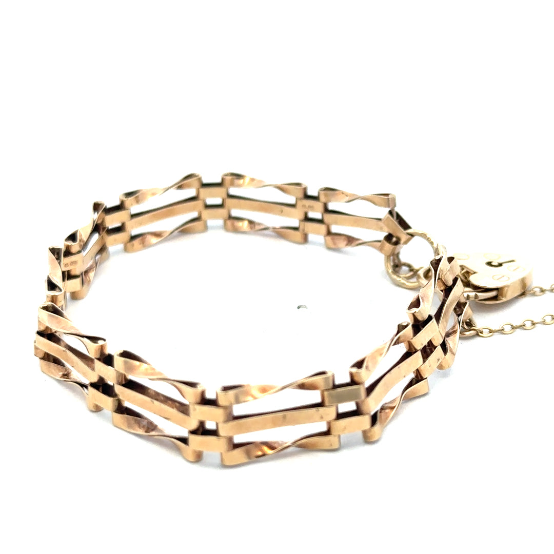 9ct yellow gold gate bracelet weighing 8.4g, featuring interconnected links, crafted by Reeves and Sons.