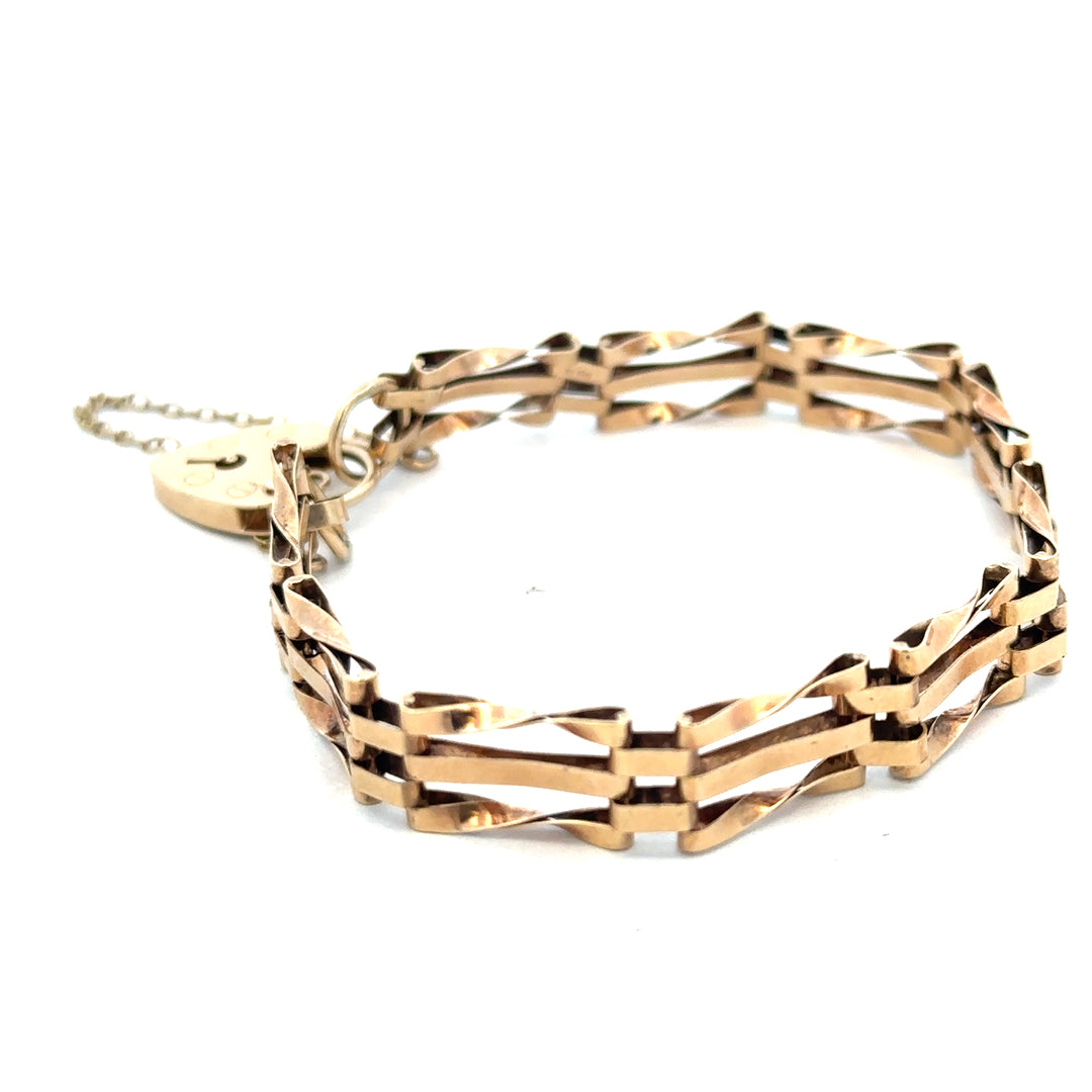 9ct yellow gold gate bracelet weighing 8.4g, featuring linked chain design, crafted by Reeves and Sons.