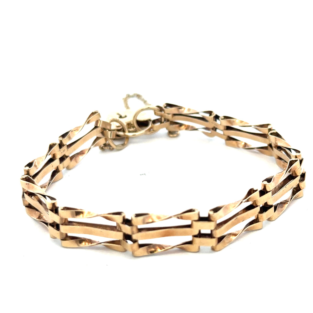 9ct yellow gold gate bracelet weighing 8.4g, featuring polished links and a secure clasp, from Reeves and Sons.