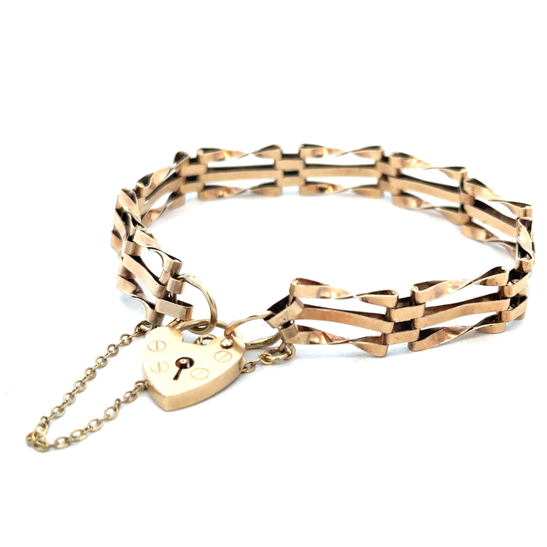 9ct yellow gold gate bracelet weighing 8.4g with a secure clasp, featuring a classic chain link design.