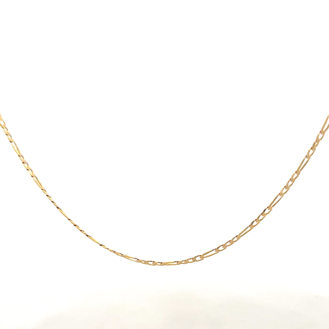 9ct yellow gold Figaro chain weighing 3.3g, featuring distinct oval links, crafted by Reeves and Sons.