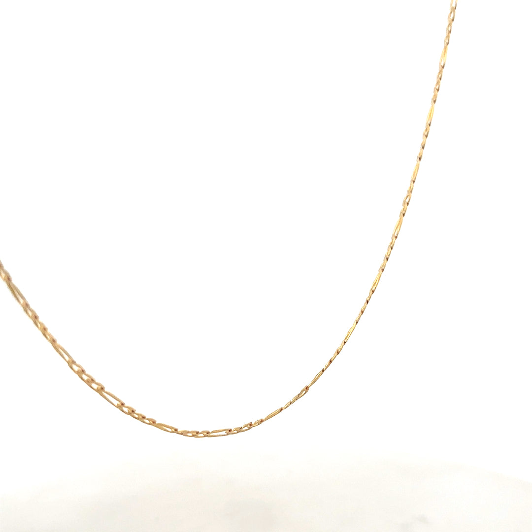 9ct yellow gold Figaro chain weighing 3.3g, featuring interlinked oval links, from Reeves and Sons.