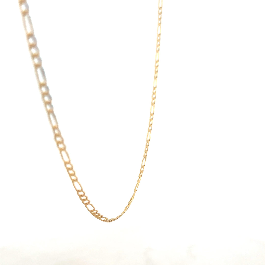 9ct yellow gold figaro chain weighing 3.3g, featuring interlinked oval links, from Reeves and Sons.