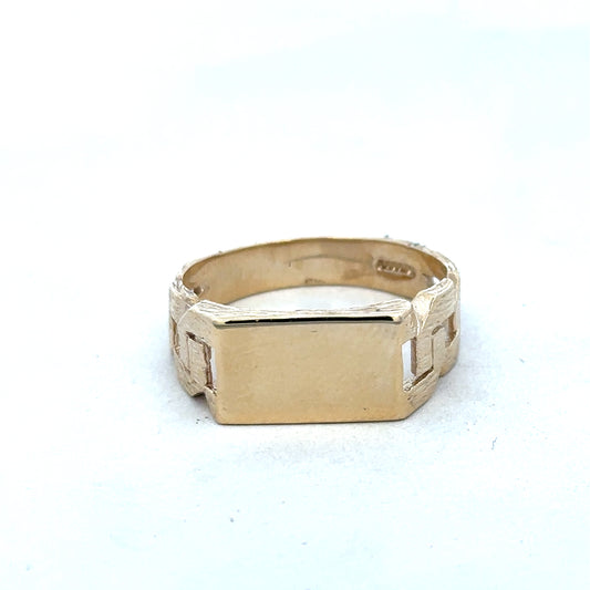 9ct yellow gold ring size Y from Reeves and Sons, close-up of polished band with smooth finish and subtle shine.