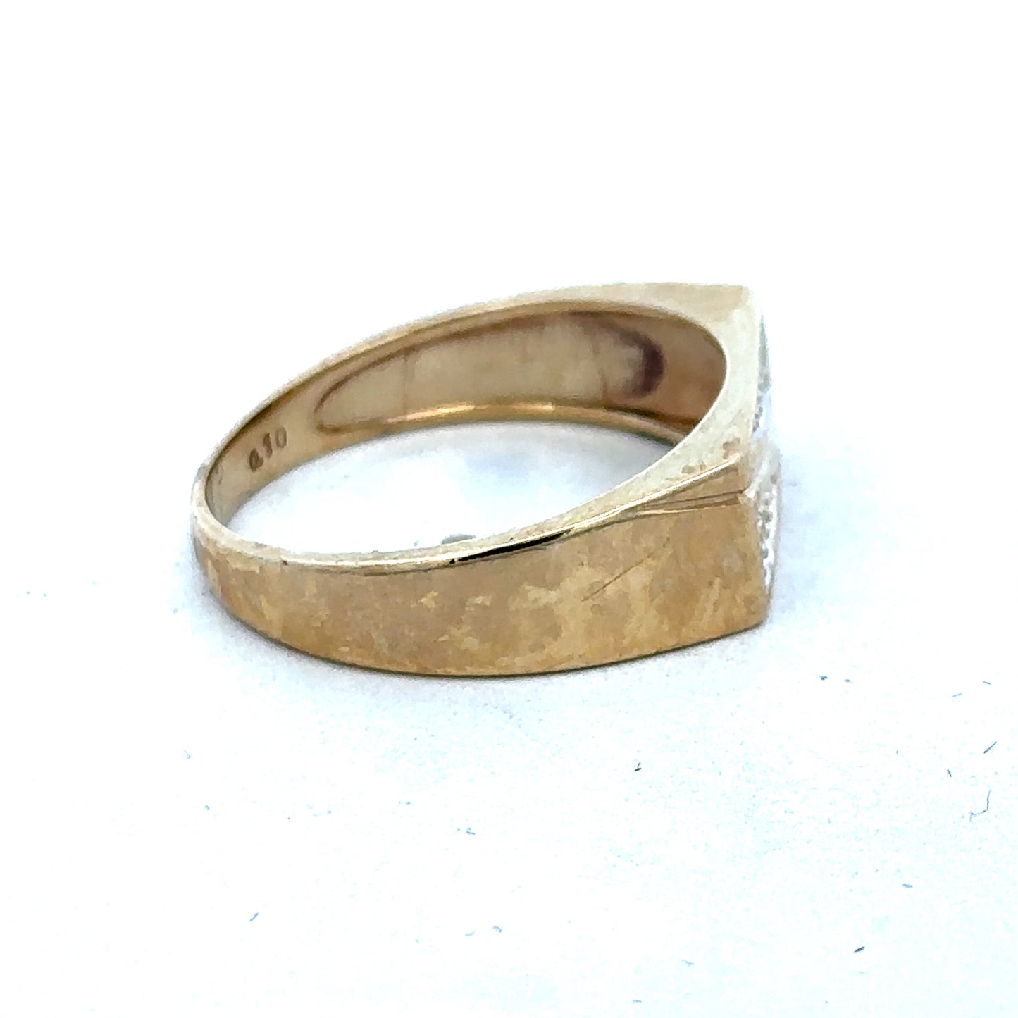 9ct yellow gold diamond ring in size V with sparkling diamonds, crafted by Reeves and Sons.