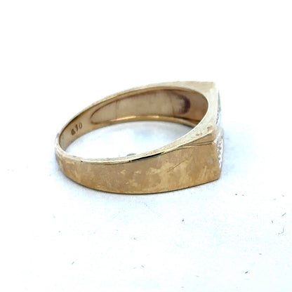 9ct yellow gold diamond ring in size V with sparkling diamonds, crafted by Reeves and Sons.