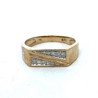 9ct yellow gold diamond ring in size V with sparkling diamonds, crafted by Reeves and Sons.