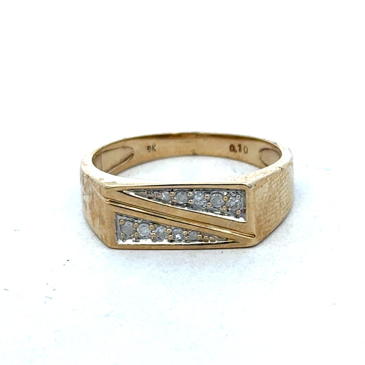 9ct yellow gold diamond ring in size V with sparkling diamonds, crafted by Reeves and Sons.