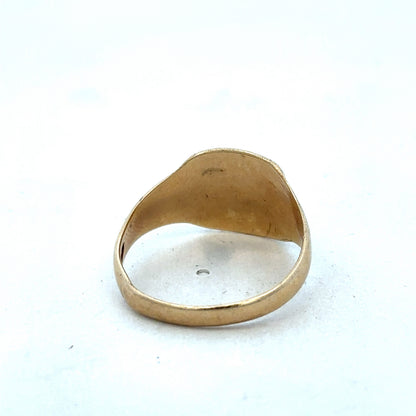 9ct yellow gold ring by Reeves and Sons, featuring a smooth polished band with elegant craftsmanship.