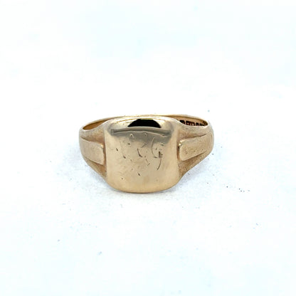 9ct yellow gold ring by Reeves and Sons, showcasing a sleek and polished band with a smooth finish.