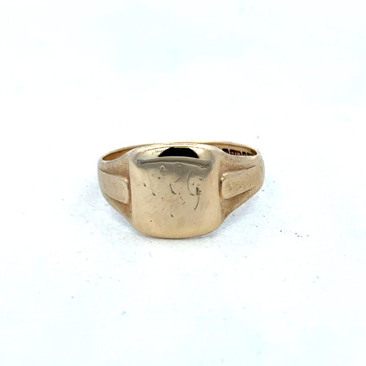 9ct yellow gold ring by Reeves and Sons, showcasing a sleek and polished band with a smooth finish.